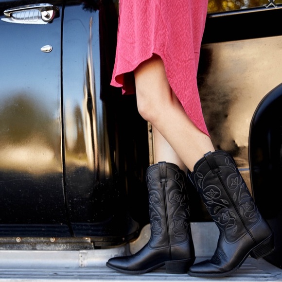 Women’s Heritage R Toe Western Boot - Picture 2 of 9